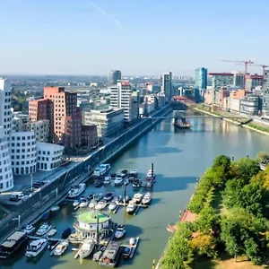 - Chilliges In Mit Balkon & Kuche; Big Tv And Bed - Apartment